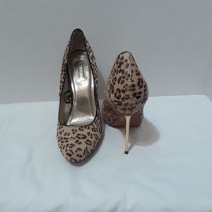Leopard print pumps size 8 1/2.